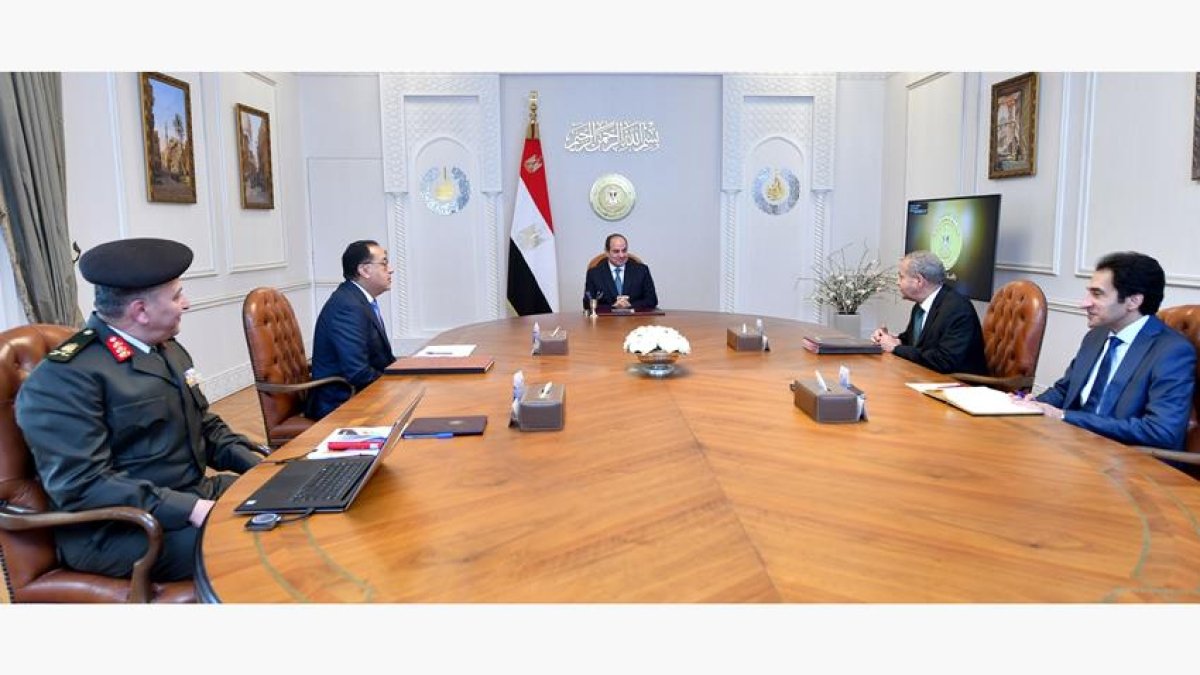 الرئيس السيسي يتابع الموقف الخاص بتوفير السلع الغذائية الاستراتيجية على مستوى الجمهورية