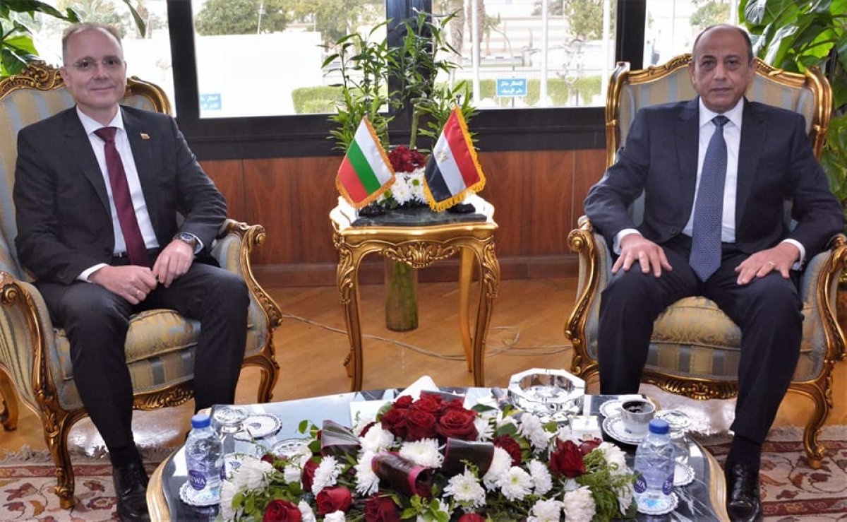 وزير الطيران يبحث مع سفير بلغاريا بالقاهرة تعزيز  التعاون فى مجال النقل الجوى