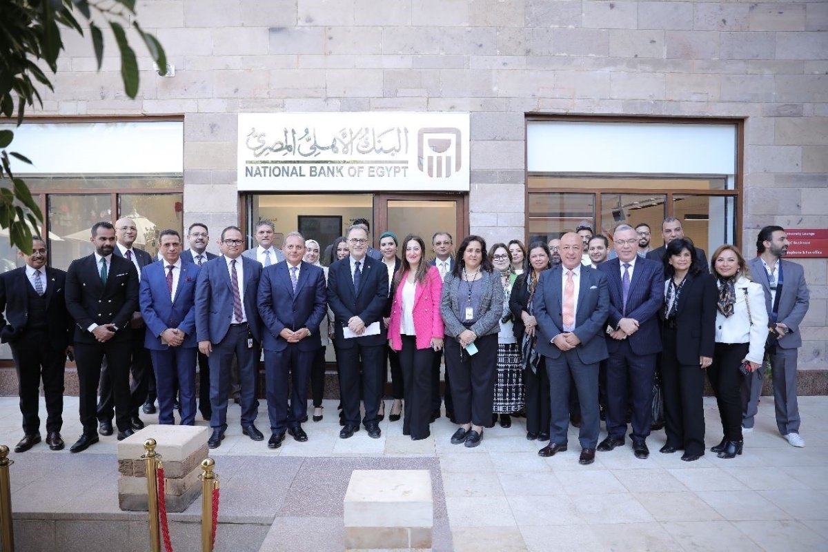 البنك الأهلي المصري يفتتح وحدته المصرفية المزدوجة بالجامعة الأمريكية بالقاهرة