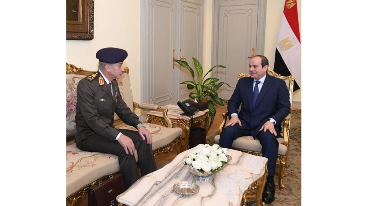 الرئيس السيسي يستقبل وزير الدفاع والإنتاج الحربي