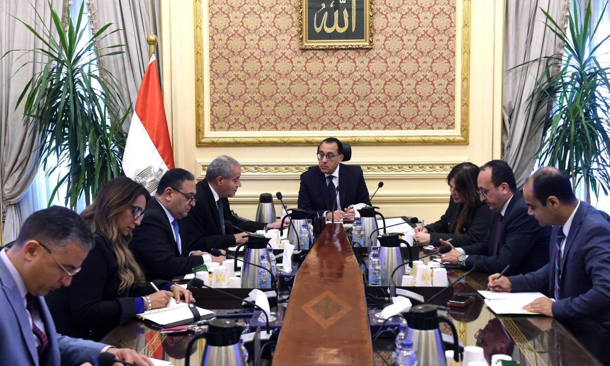 رئيس الوزراء يتابع مع وزير التموين موقف توافر السلع في الأسواق