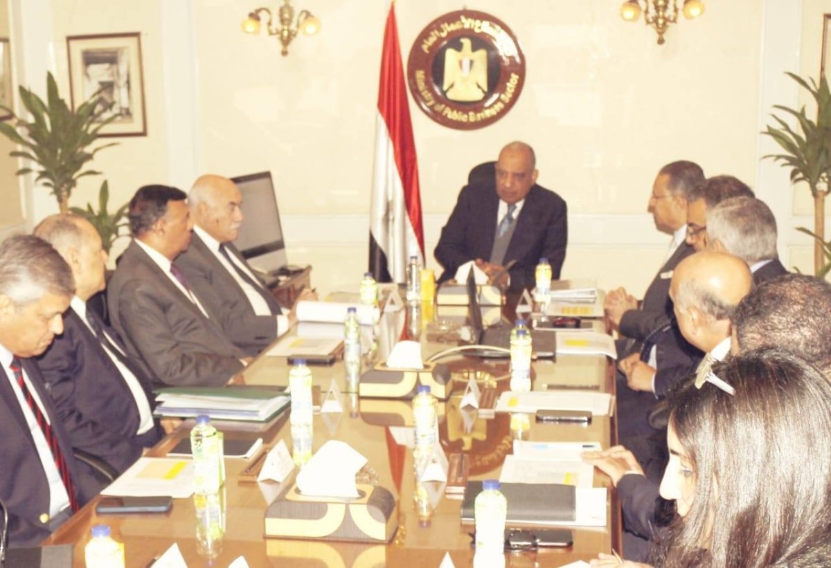 وزير قطاع الأعمال يجتمع بالرؤساء التنفيذيين للشركات القابضة