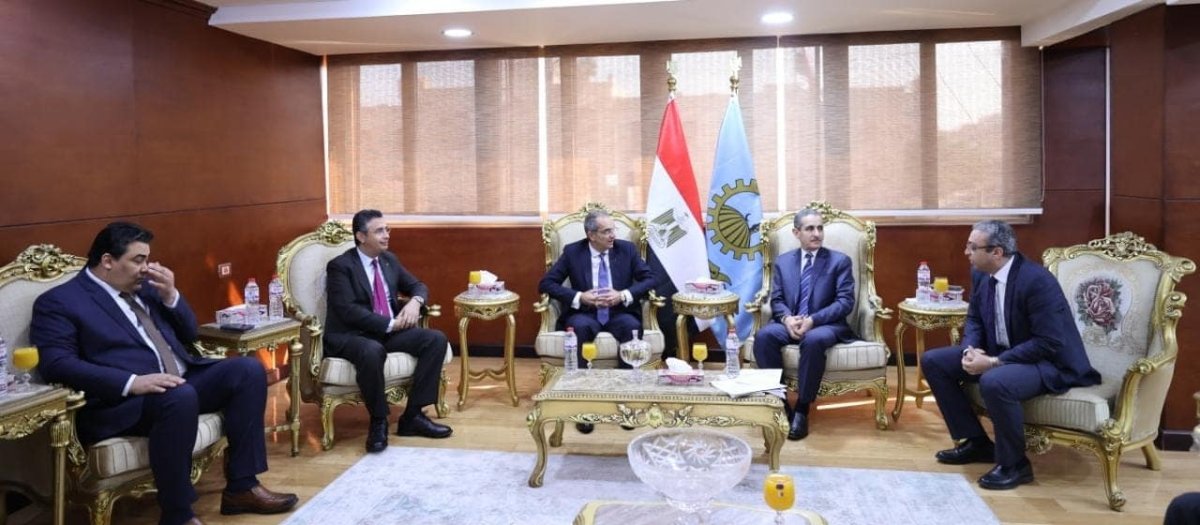 "عمرو طلعت" يعقد اجتماع مع محافظ الغربية لمتابعة مشروعات الاتصالات وتكنولوجيا المعلومات بالمحافظة