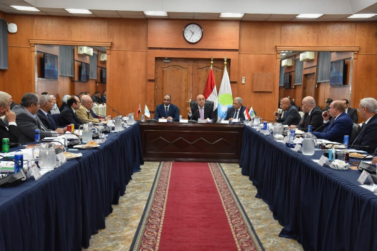 وزير الإسكان يترأس اجتماع اللجنة التنسيقية العليا لشركات مياه الشرب والصرف الصحى