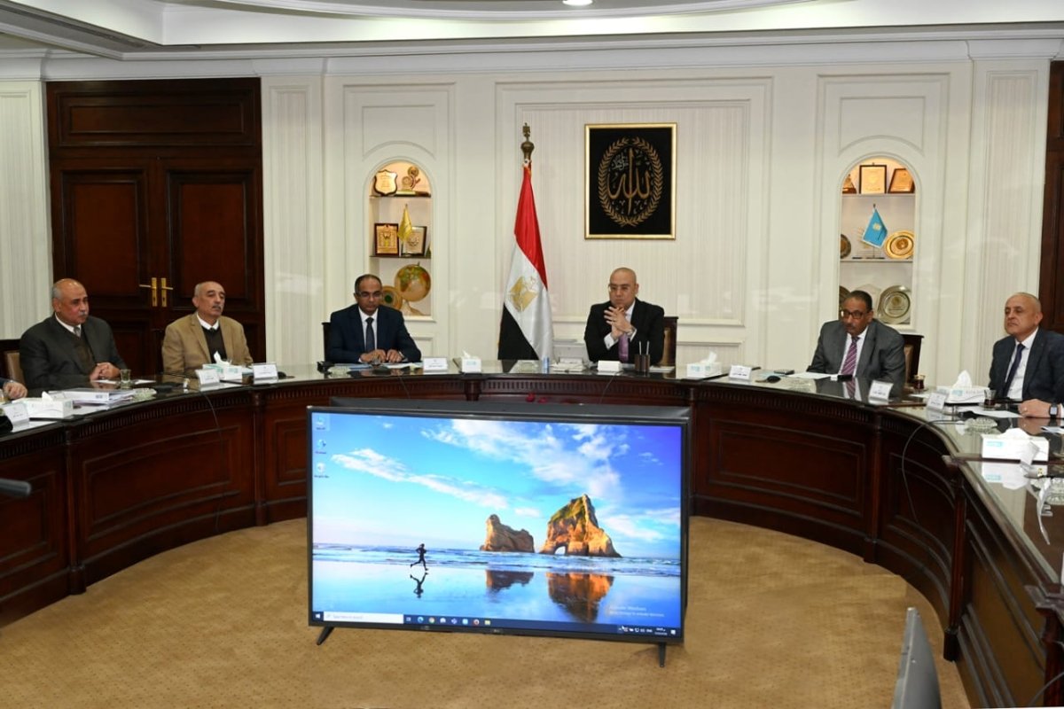 وزير الإسكان يتابع سير العمل بقطاع مرافق مياه الشرب والصرف الصحى