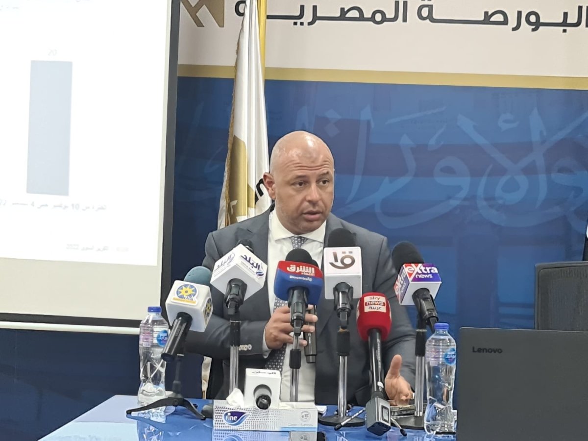 خلال مؤتمراً صحفياً.. رئيس البورصة المصرية يستعرض تطورات سوق الأوراق المالية خلال 2022