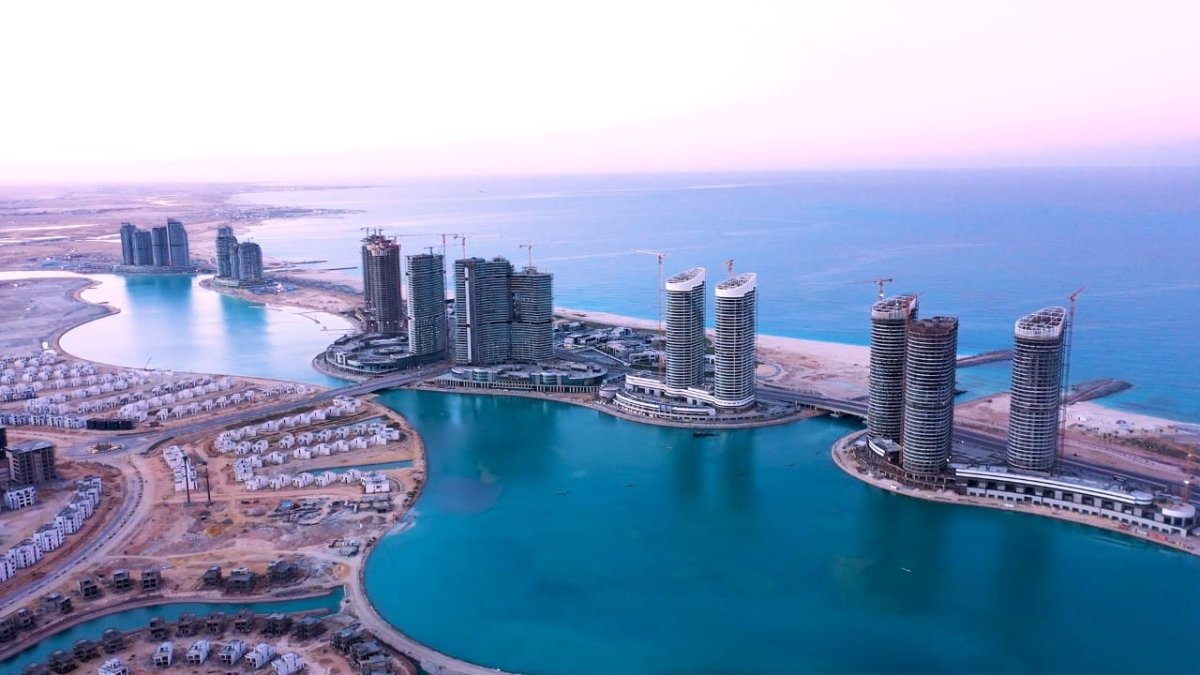 وزير الإسكان يتابع الموقف التنفيذى للمشروعات الجارى تنفيذها بمدينة العلمين الجديدة