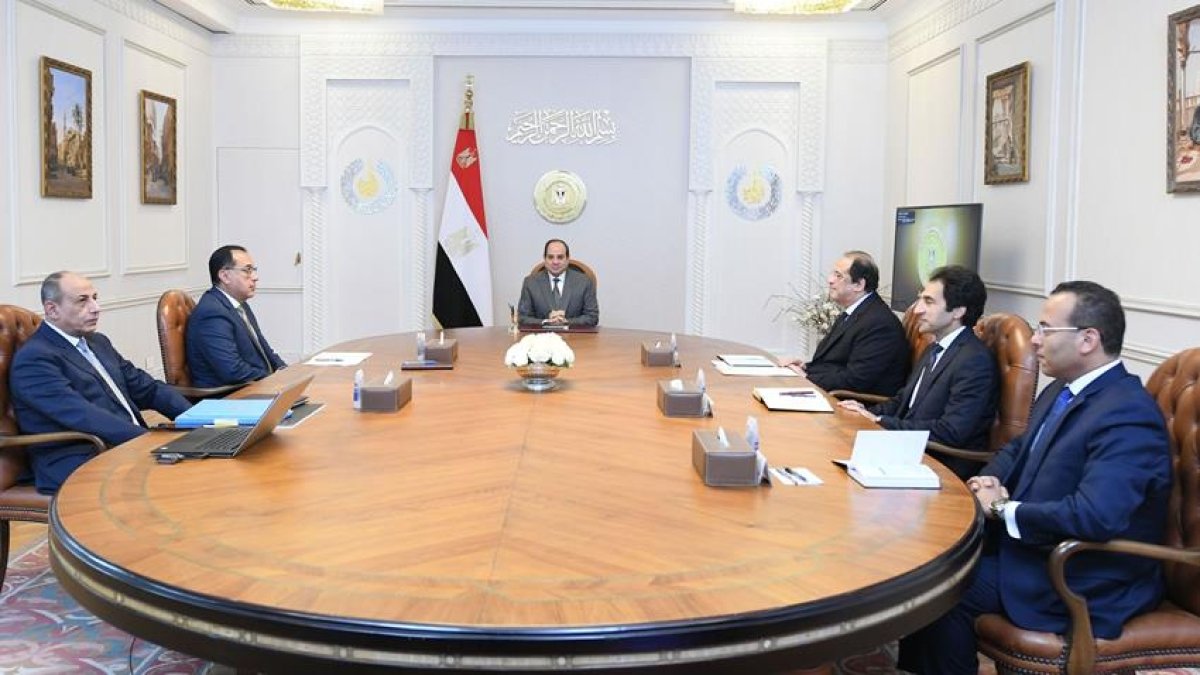 الرئيس السيسي يتابع الخطط المستقبلية لقطاع الطيران المدني