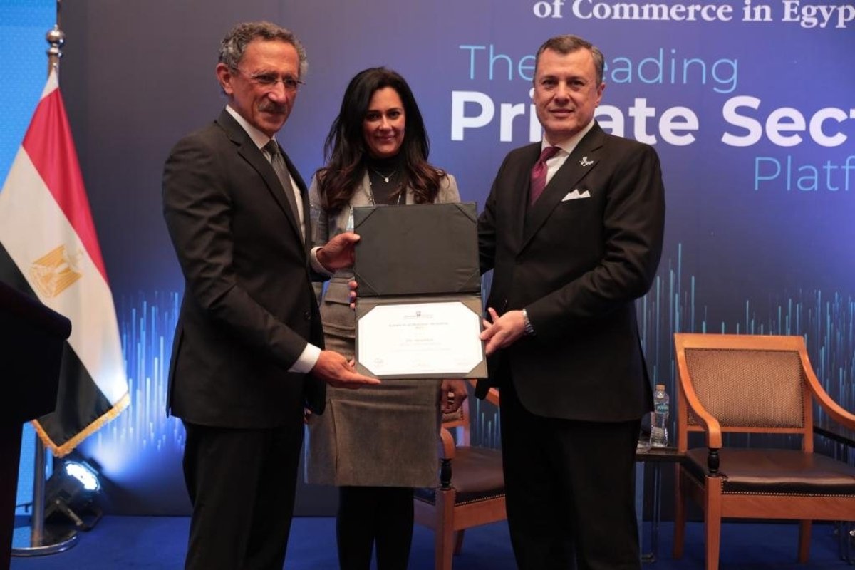 غرفة التجارة الأمريكية  تستضيف وزير السياحة والآثار في لقائها الشهري وتمنحه العضوية الشرفية