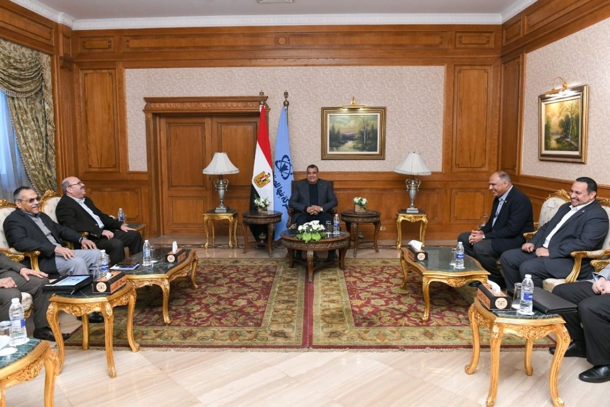 وزير الإنتاج الحربى  يتفقد شركة بنها للصناعات الإلكترونية