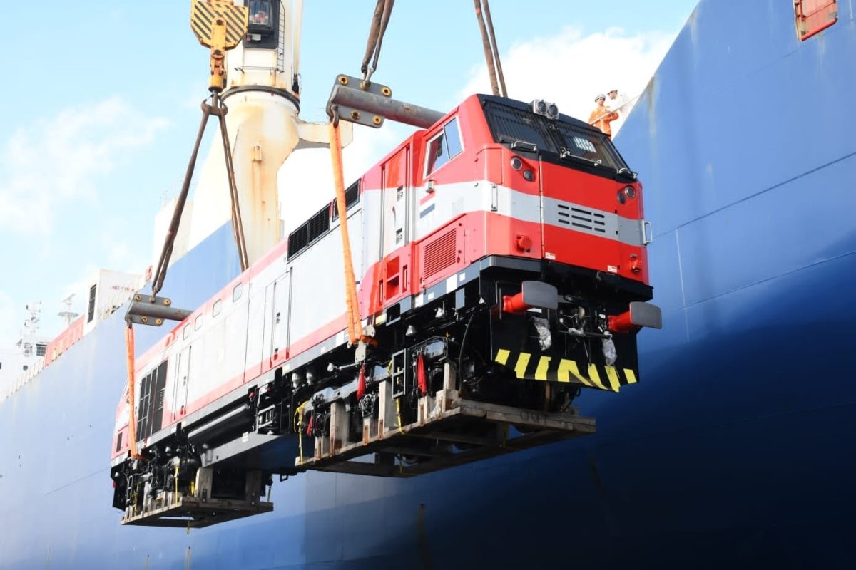 وزير النقل يعلن وصول أول جرار أمريكى جديد إلى ميناء الإسكندرية