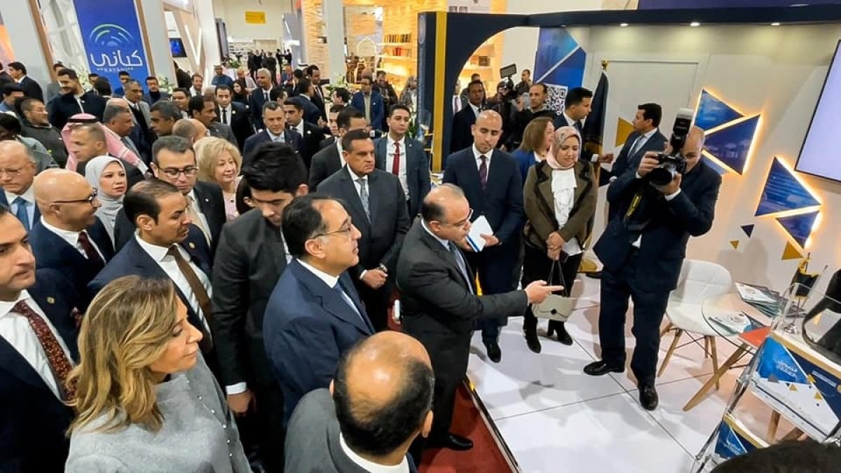 رئيس الوزراء يتفقد جناح الهيئة العامة للرقابة المالية بمعرض القاهرة الدولي للكتاب
