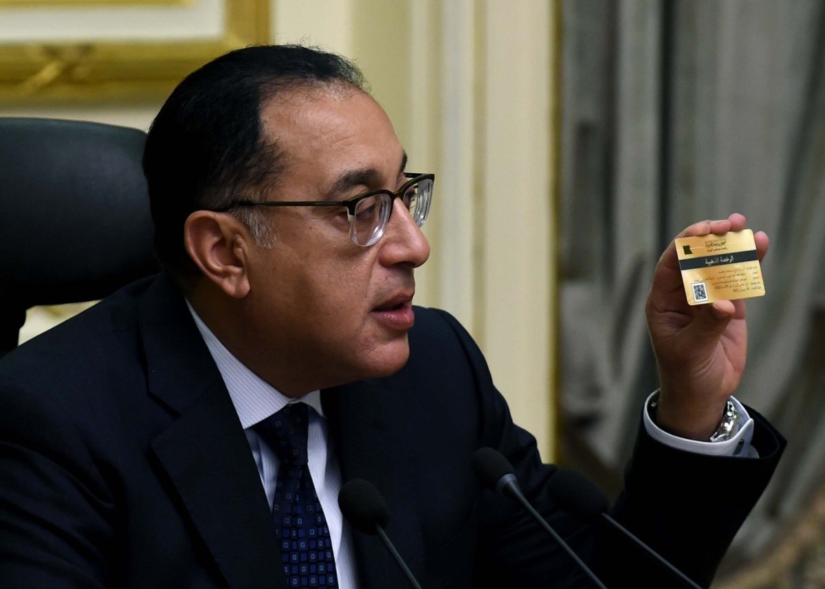 رئيس الوزراء يستعرض نموذج الرخصة الذهبية التي تم إصدارها لـ 9 مشروعات