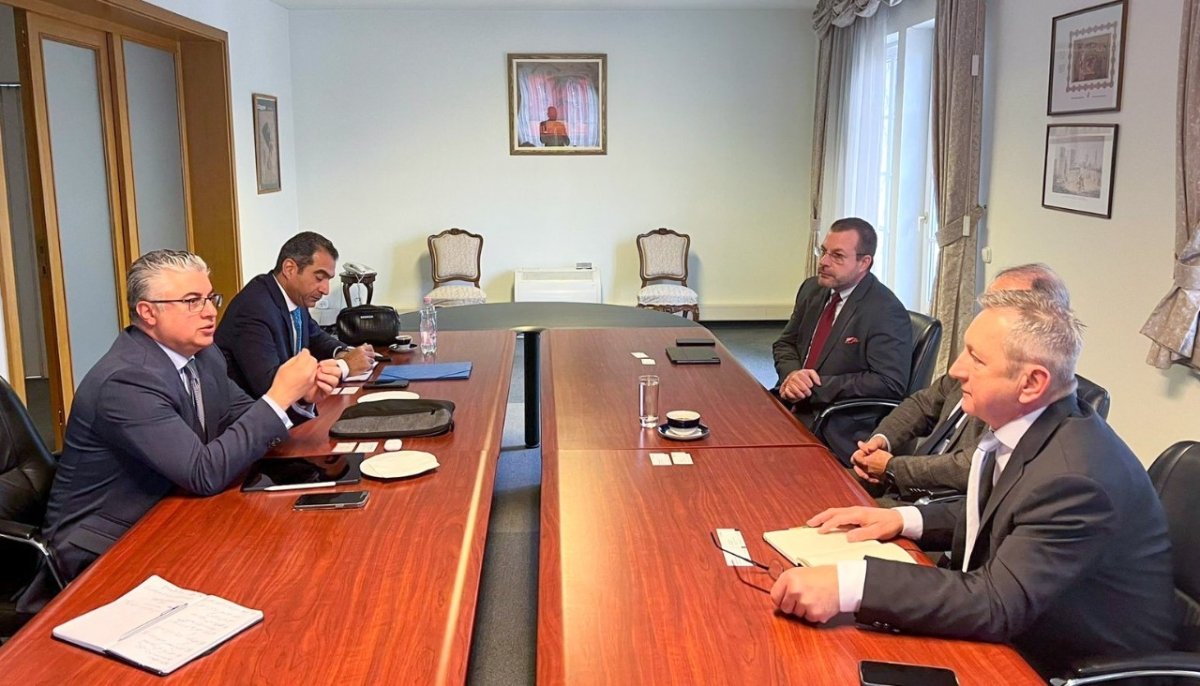 رئيس المنطقة الاقتصادية يبحث فرص الاستثمار مع مستثمري المجر