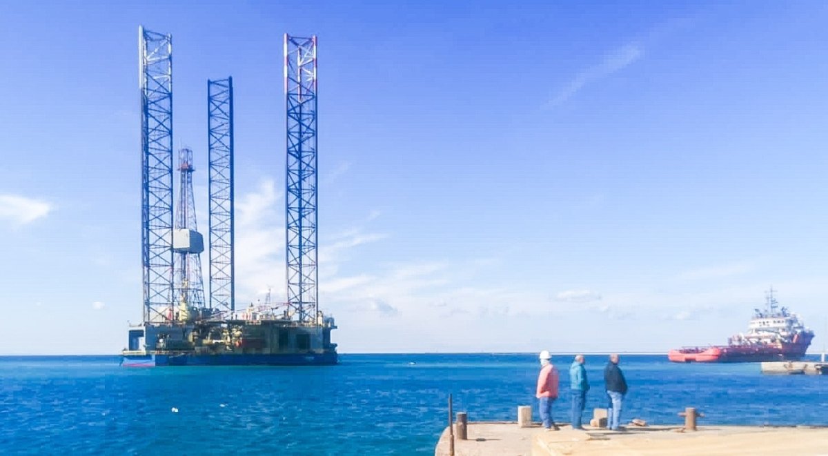 ميناء الطور يستقبل أول حفار بترول لأعمال صيانة دورية 