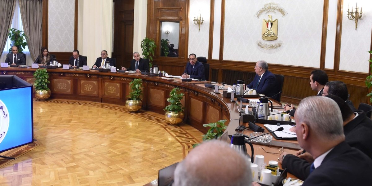 رئيس الوزراء يعقد اجتماعاً لبحث التوسع في إنتاج الزيت الخام محلياً
