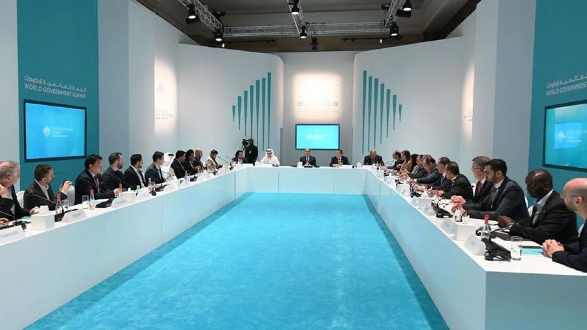 الرئيس السيسي يشارك بالمائدة المستديرة للشركات المليارية على هامش القمة العالمية للحكومات