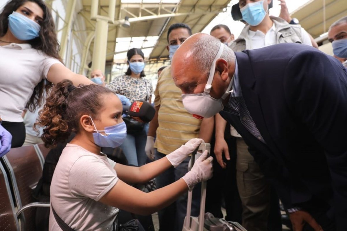 وزير النقل فى جولة تفقدية لمتابعة تطبيق قرارات مجلس الوزراء الخاصة بإلزام المواطنين بارتداء الكمامات في السكة الحديد والمترو