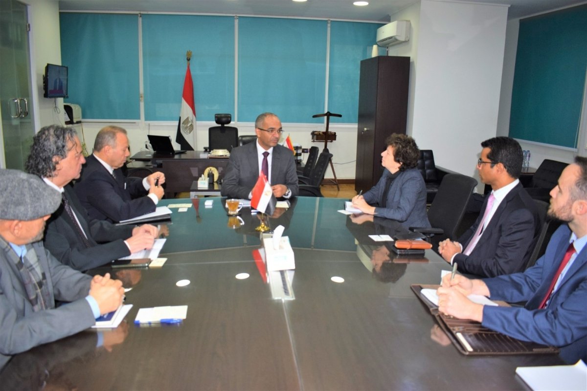 نائب وزير الإسكان لـ"البنية الأساسية" يُوضح لوفد مؤسسة " التمويل الأمريكية" خُطط تحلية مياه البحر