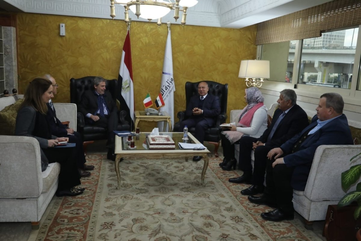 وزير النقل يبحث مع السفير الايطالي بالقاهرة آخر المستجدات الخاصة بتسيير خط رورو لنقل  الحاصلات الزراعية