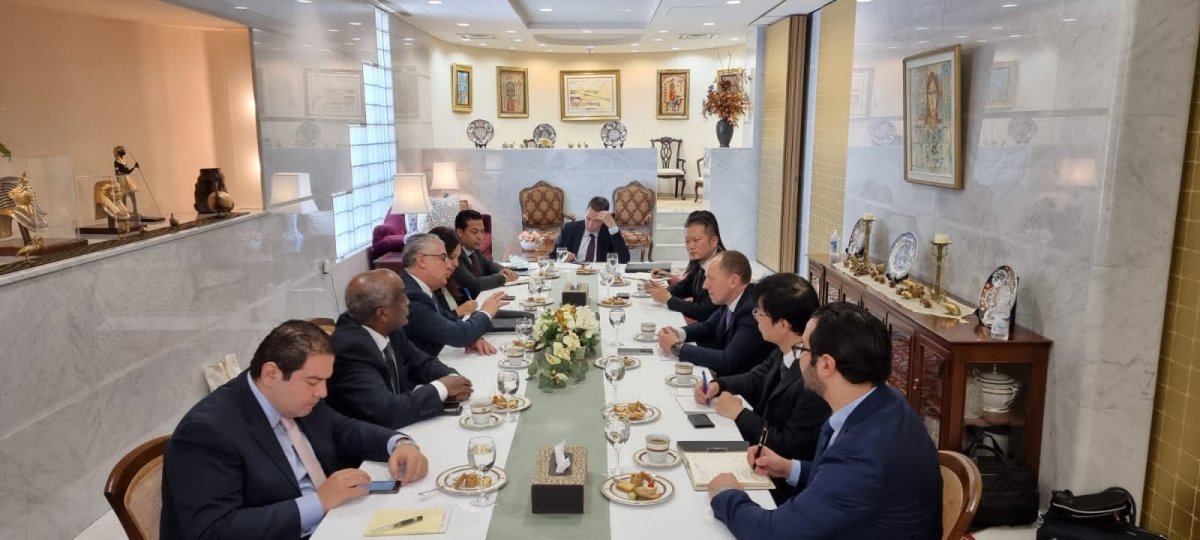 رئيس اقتصادية قناة السويس يعرض فرص الاستثمار  على شركات مصنعة لمضخات المياه ومكملات صناعات الوقود الأخضر