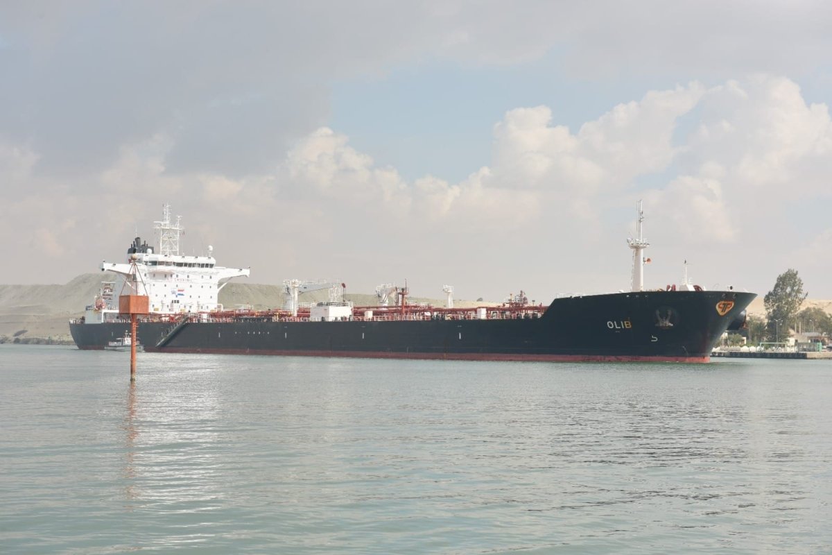 الفريق أسامة ربيع:"قناة السويس تشهد عبور 93 سفينة  بإجمالي حمولات صافية 4.4 مليون طن "