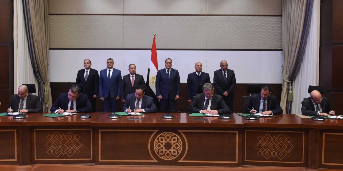 التوقيع على 3 اتفاقيات إطارية لتصنيع السيارات بين الحكومة وعدد من شركات السيارات المحلية والعالمية