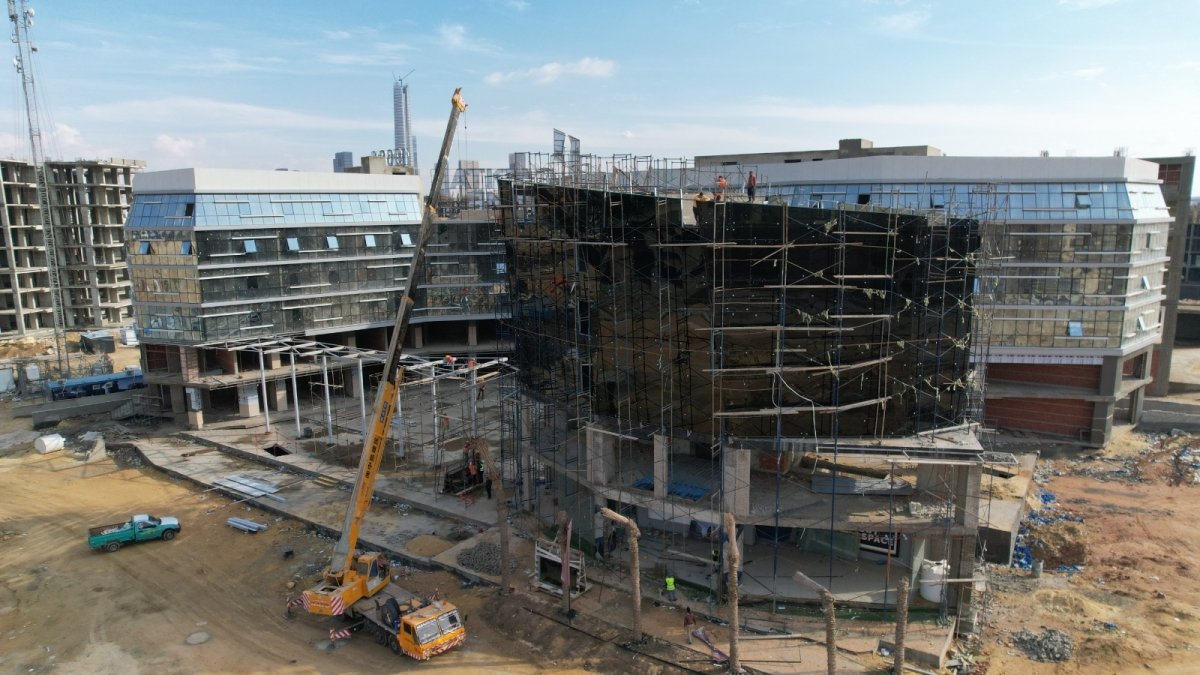 «رويال وان للتطوير» تنهي تنفيذ واجهات الكريستالة الزجاجية بمشروع «كابيتال برايم بيزنس بارك» بالعاصمة الإدارية