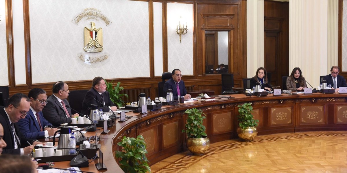 بحضور محافظ البنك المركزي.. رئيس الوزراء يتابع خطوات تنفيذ خطة الطروحات الحكومية