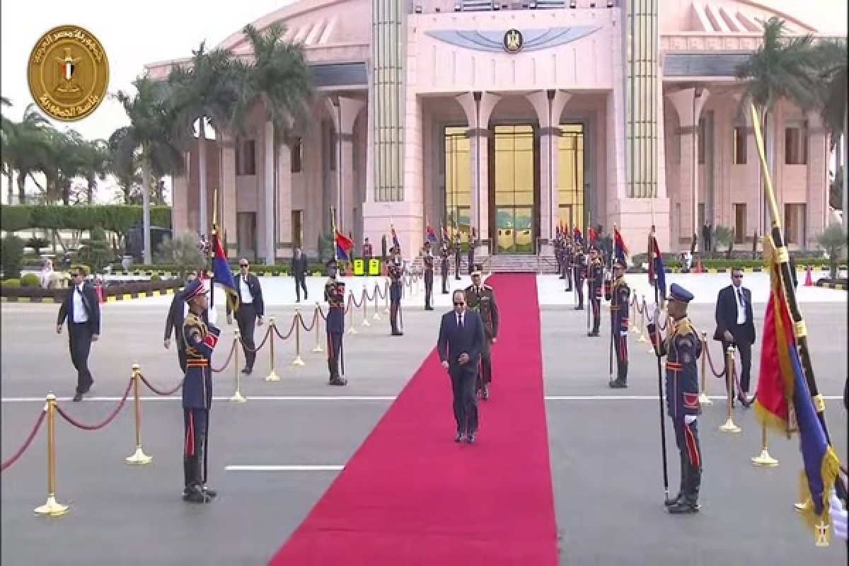 الأولى من نوعها.. الرئيس السيسي يستقبل نظيره الأوزبكستاني بمطار القاهرة