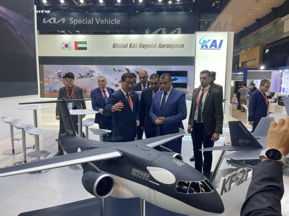 وزير الإنتاج الحربى يتفقد أجنحة عدد من الشركات المشاركة في معرض  الدفاع الدولي "IDEX 2023"
