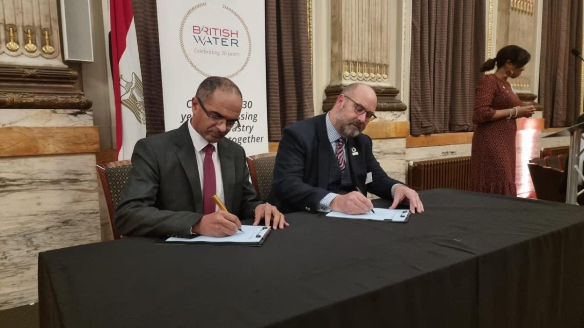 نائب وزير الإسكان لـ" البنية الأساسية " يُوقع مذكرة تفاهم مع مسئولي رابطة المياه البريطانية للتعاون في مشروعات المياه والصرف الصحي