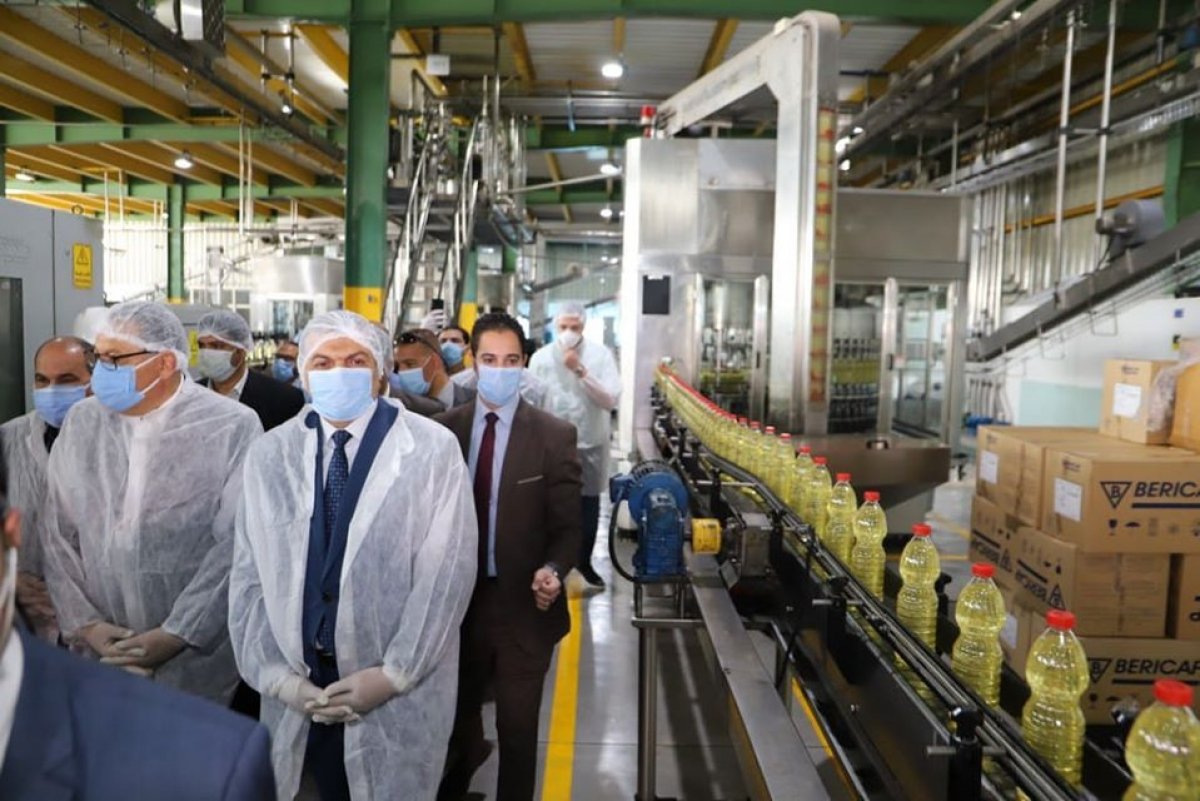 خلال جولتة بمصانع العاشر من رمضان " سعفان "  يؤكد على  الإلتزام بالاجراءات الإحترازية حتى لا يتم غلق المصانع