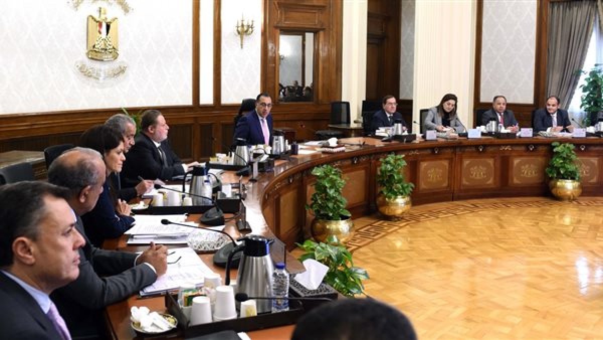 بحضور محافظ البنك المركزي.. رئيس الوزراء يترأس اجتماع المجموعة الاقتصادية