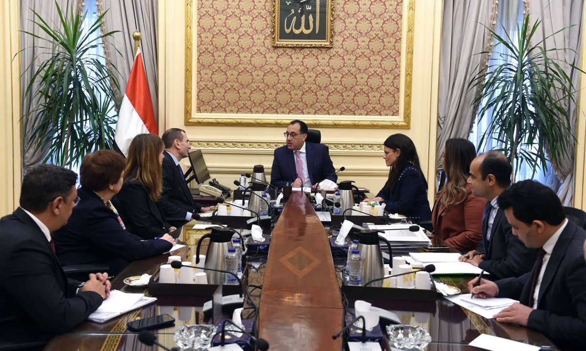 رئيس الوزراء يلتقي نائب رئيس البنك الأوروبي لإعادة الإعمار والتنمية 