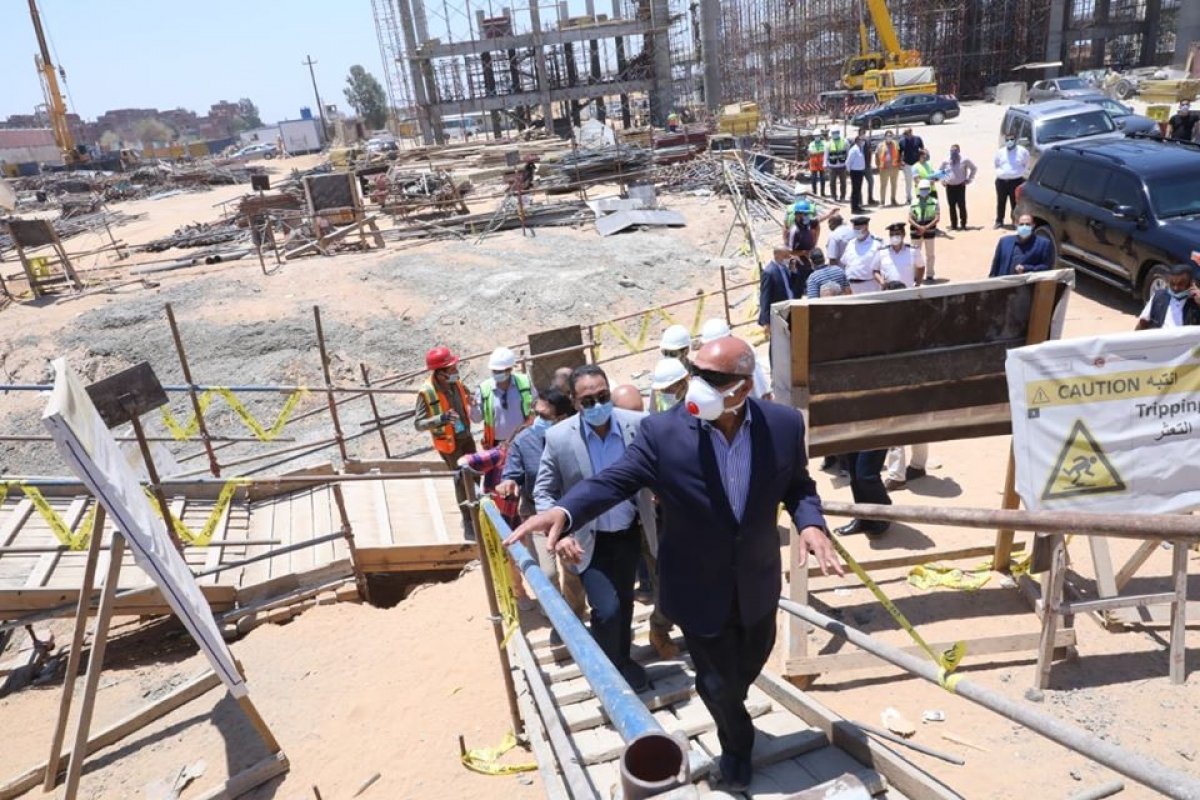 وزير النقل : القطار  الكهربائى سيساهم فى ربط مدينة القاهرة الكبرى بالمجتمعات العمرانية الجديدة والعاصمة الإدارية ويخدم  المستثمرين