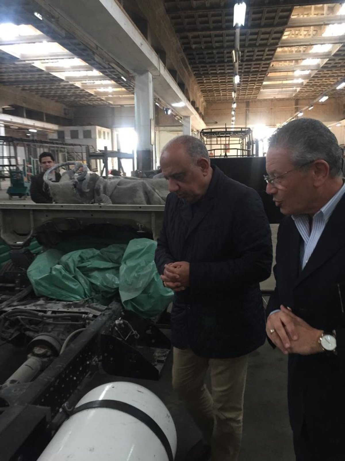 وزير قطاع الأعمال العام في جولة تفقدية بشركة النصر للسيارات 