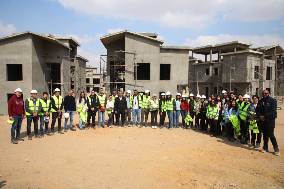 طلاب كلية الهندسة بالجامعة الأمريكية في زيارة ميدانية لموقع «CREEK TOWN» كنموذج معماري مميز ومثال للجودة الإنشائية 