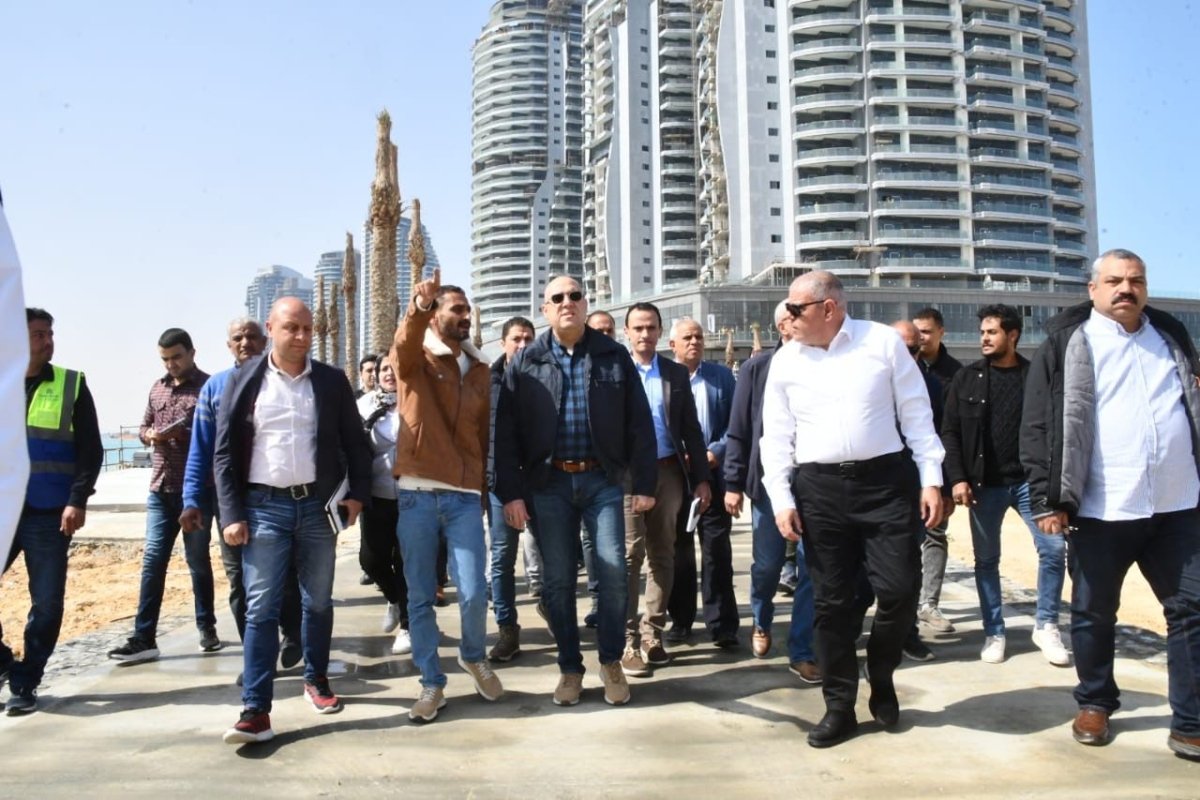  بالصور.. وزير الإسكان يتفقد سير العمل بمنطقة الأبراج الشاطئية بمدينة العلمين الجديدة