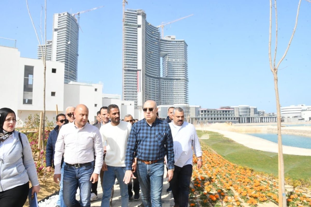 الجزار  يتفقد الأعمال المختلفة بمشروعى الكمبوند السكنى الترفيهي التجاري الإداري "مزارين" والمدينة التراثية بـ"العلمين الجديدة"