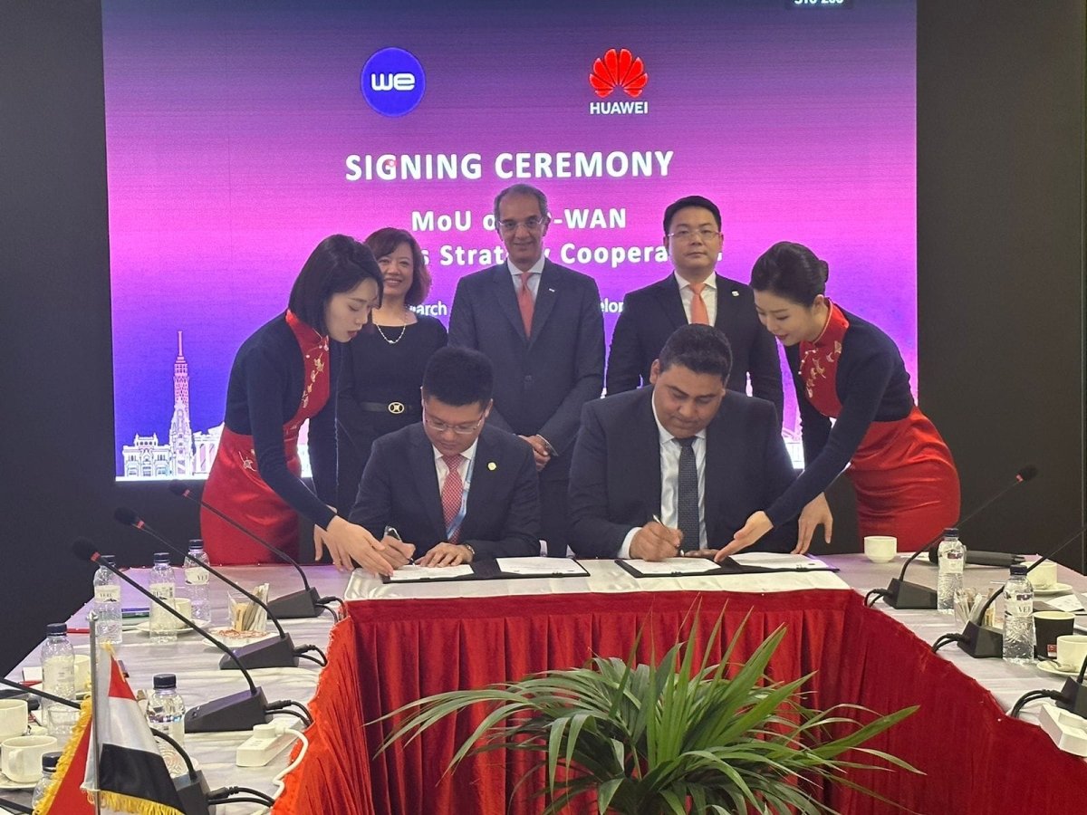 "طلعت" يشهد توقيع اتفاقية تعاون بين الشركة المصرية للاتصالات وشركة هواوى لتوفير حلول فى مجال التحول الرقمى