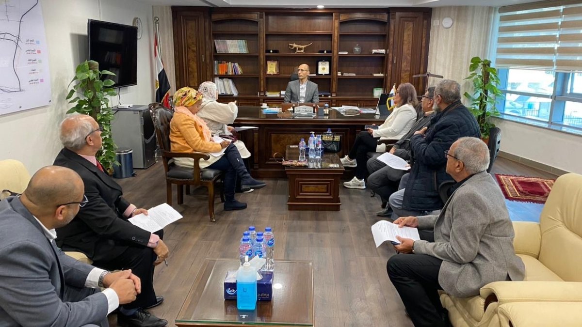 رئيس جهاز " القاهرة الجديدة" يلتقى عدداً من سكان حي اللوتس للاستماع إلى آرائهم 