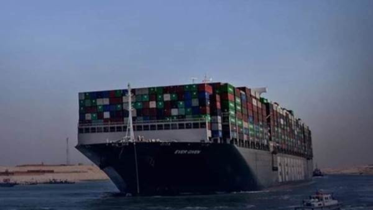 عاجل: قناة السويس تنجح في تعويم سفينة الحاويات MSC ISTANBUL بواسطة قاطرات الهيئة واستئناف عبورها مرة أخرى