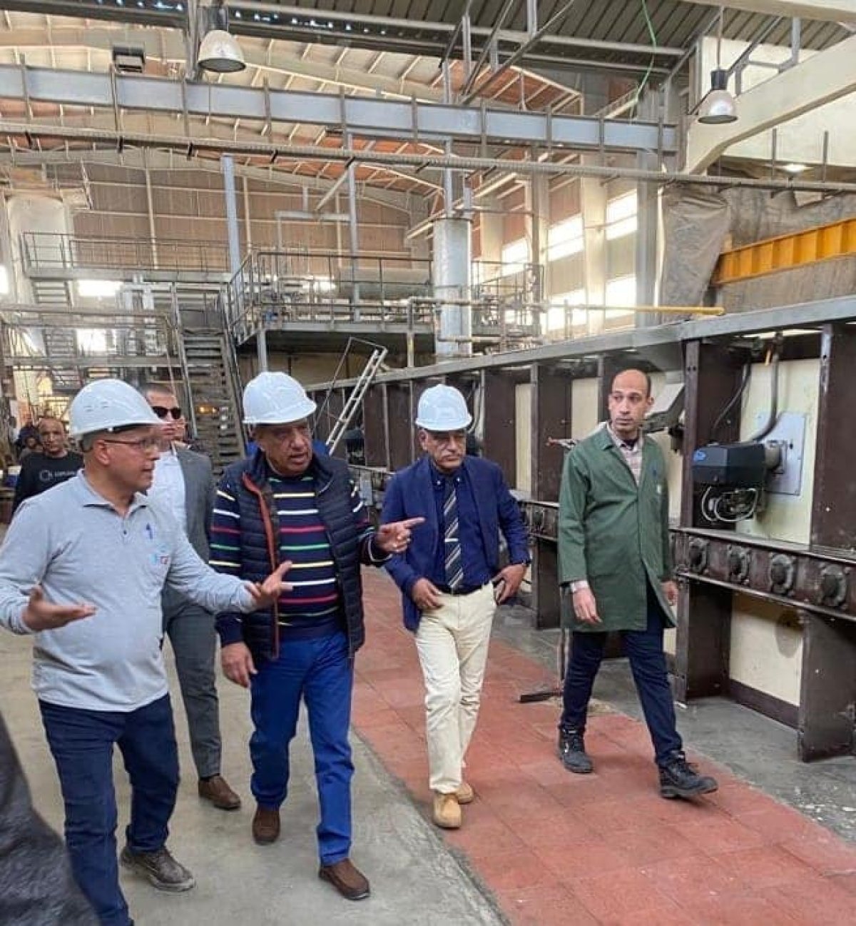 وزير قطاع الأعمال يتفقد مصانع شركة النصر للزجاج والبلور