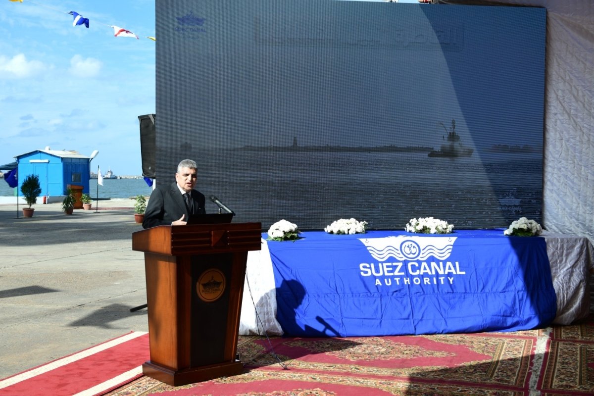 الفريق أسامة ربيع يشهد رفع العلم على قاطرتين وتدشين معديتين ووضع قرينة قاطرتين