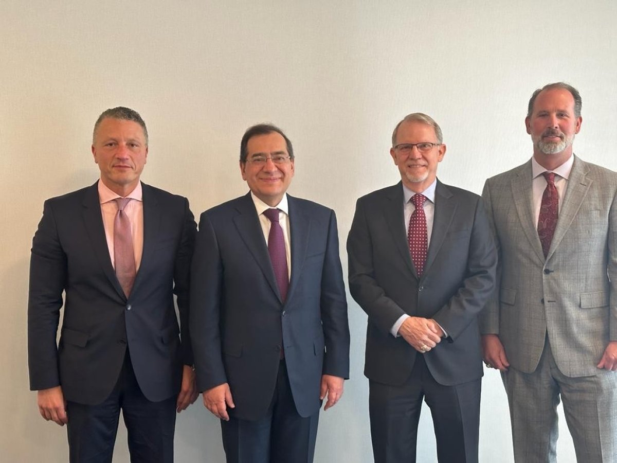 "الملا" يبحث مع الرئيس التنفيذي لشركة شيفرون العالمية سبل دعم جهود تنمية الثروات البترولية 