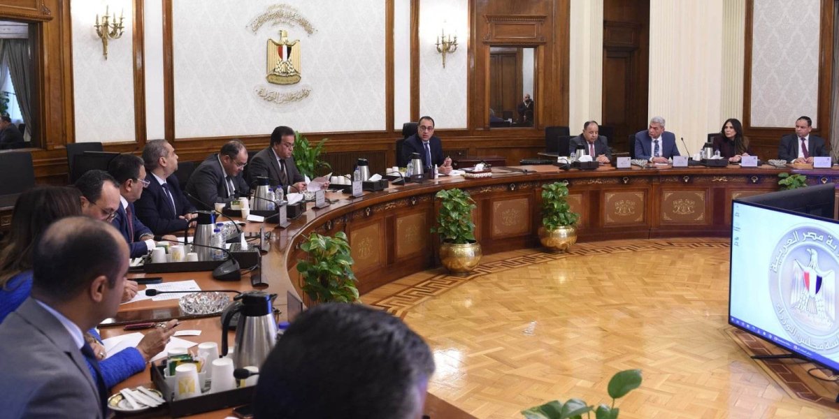 رئيس الوزراء يناقش سبل  تيسير إجراءات تراخيص مصانع الأدوية والمستلزمات الطبية