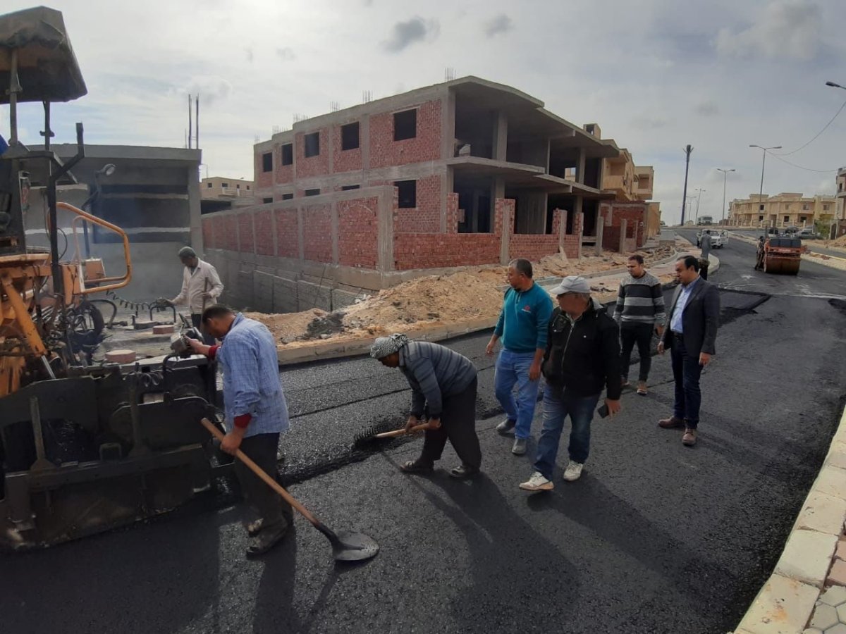 رئيس جهاز " الشروق" يتابع رصف الطرق الداخلية بالحي الثالث