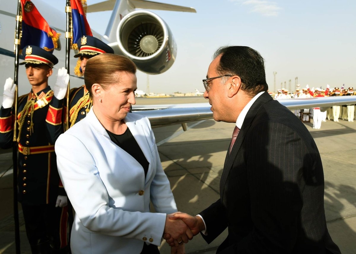 رئيس الوزراء يستقبل رئيسة وزراء الدنمارك بمطار القاهرة