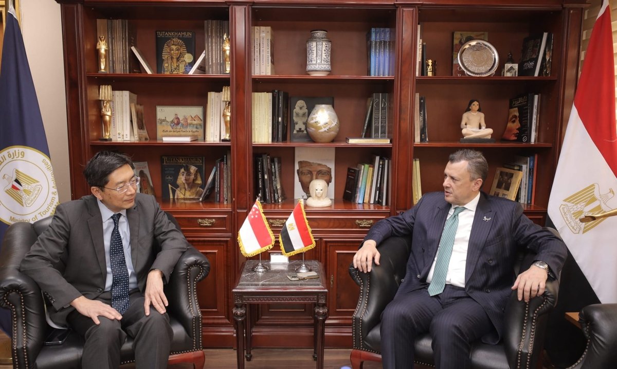 وزير السياحة والآثار وسفير سنغافورة بالقاهرة يبحثان تعزيز التعاون المشترك